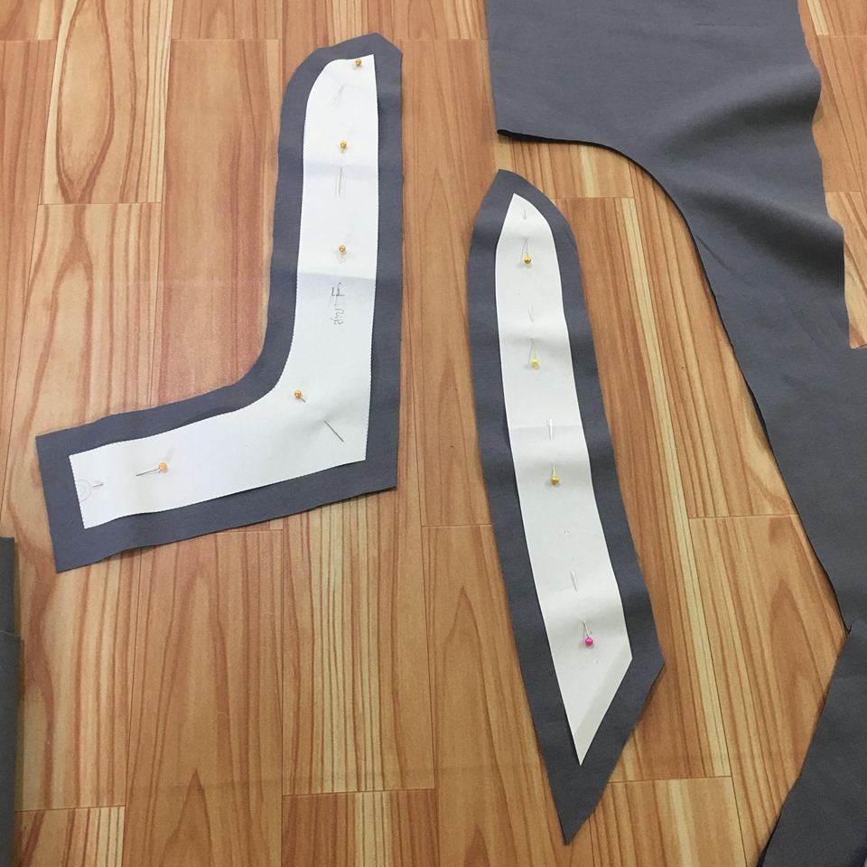 ตัดผ้าเผื่อตะเข็บสาบเสื้อ 1.5 cm โดยรอบ